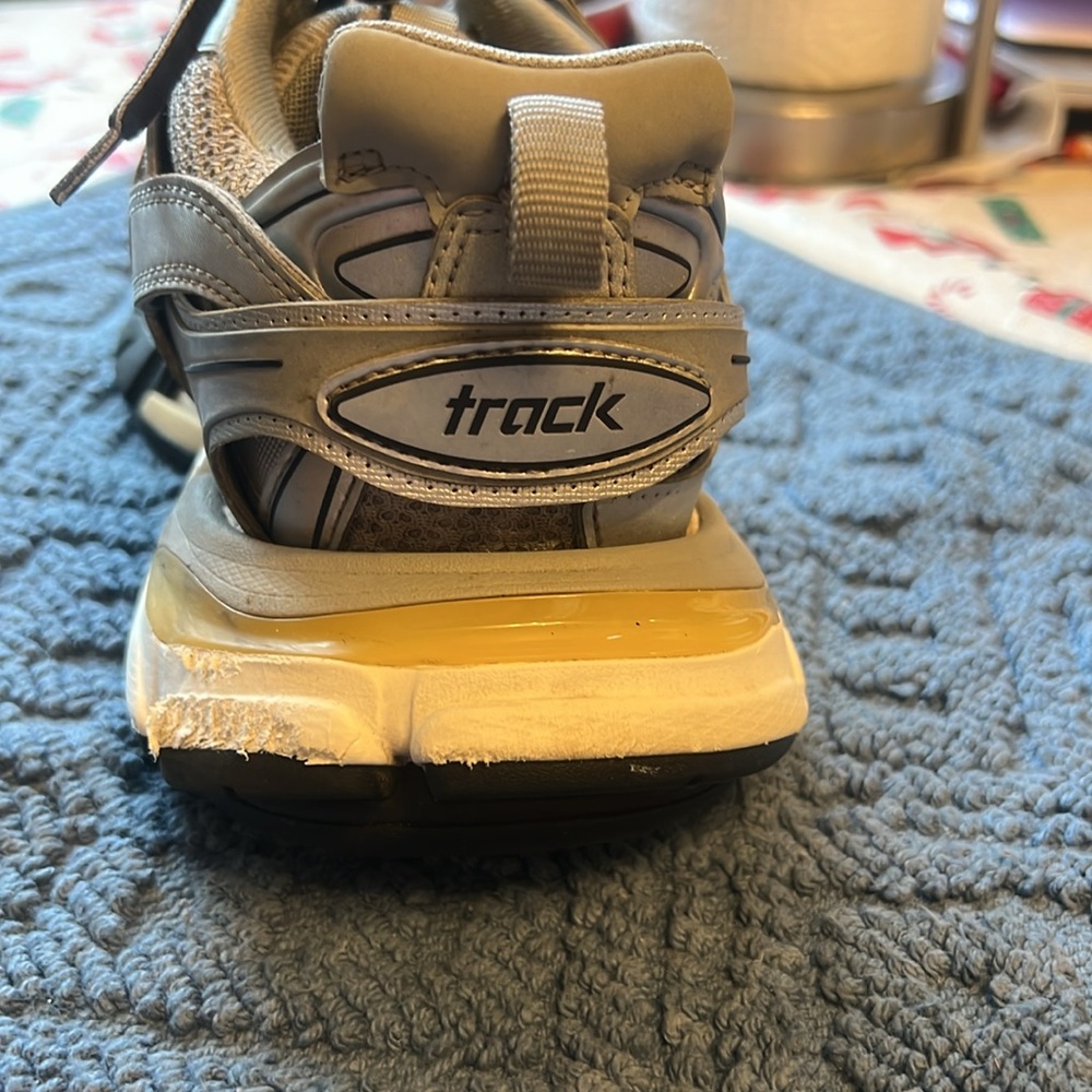 gently used fits a size 9 - Picture 4 of 5